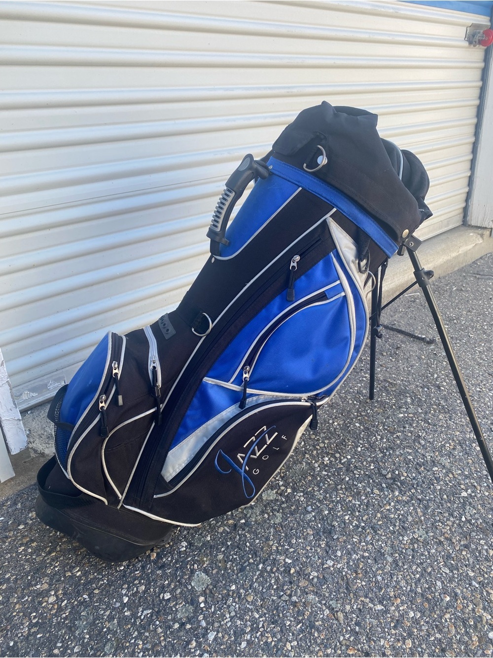 Jazz Golf stand bag with built-in folding support legs